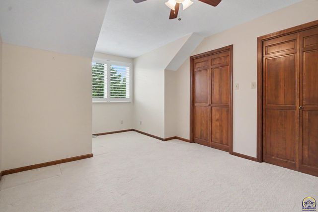 5647 SW Hawick LN, Topeka, KS 66614