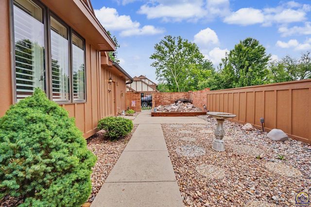 5647 SW Hawick LN, Topeka, KS 66614