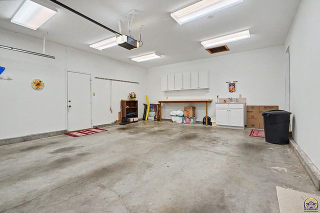 5647 SW Hawick LN, Topeka, KS 66614