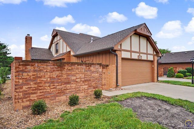 5647 SW Hawick LN, Topeka, KS 66614