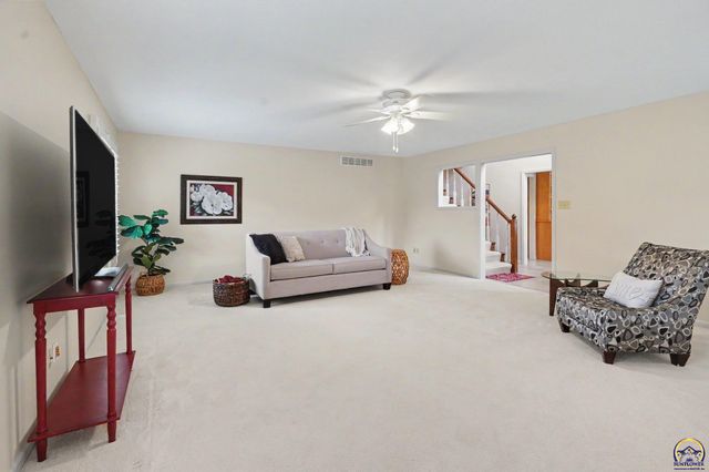 5647 SW Hawick LN, Topeka, KS 66614