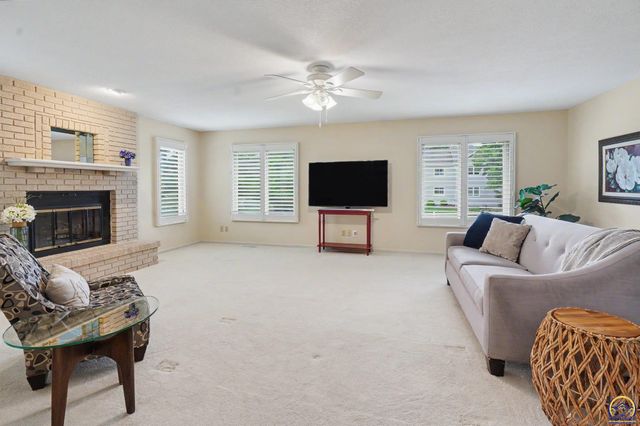 5647 SW Hawick LN, Topeka, KS 66614