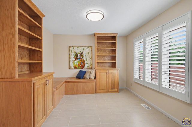 5647 SW Hawick LN, Topeka, KS 66614