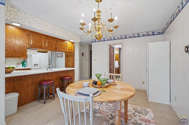5647 SW Hawick LN, Topeka, KS 66614