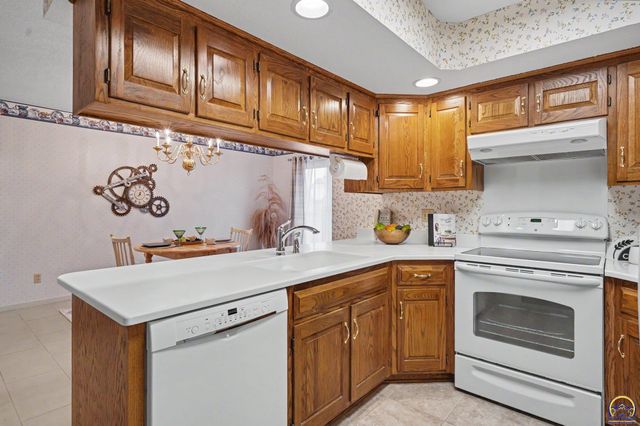 5647 SW Hawick LN, Topeka, KS 66614