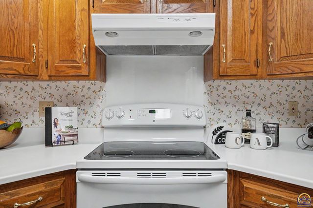 5647 SW Hawick LN, Topeka, KS 66614