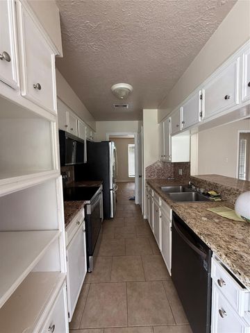 414 Dogwood Street, Lake Jackson, TX 77566