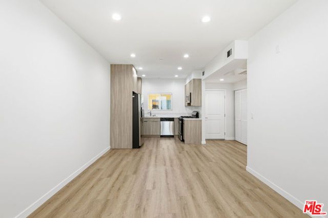 8827 Van Nuys Boulevard 103, Panorama City (los Angeles), CA 91402