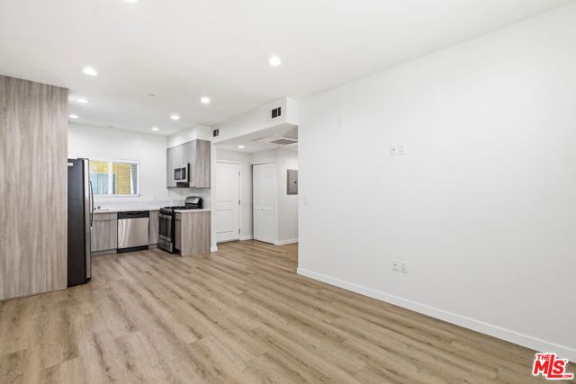 8827 Van Nuys Boulevard 103, Panorama City (los Angeles), CA 91402