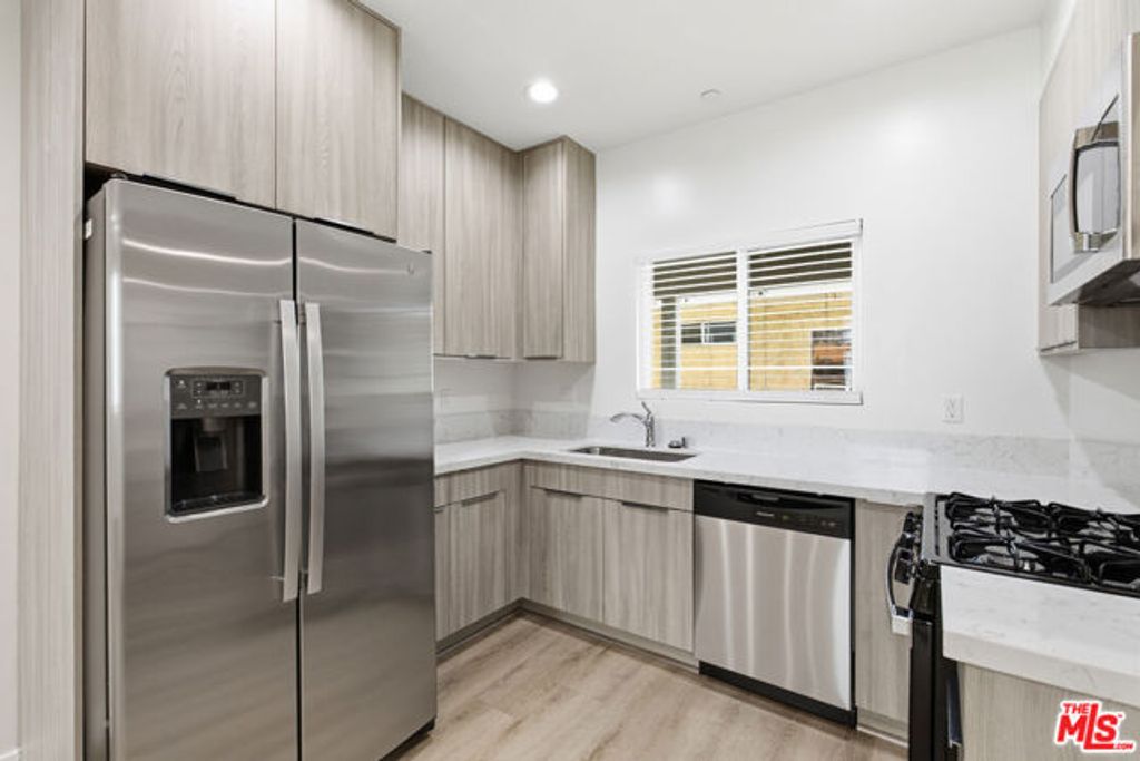8827 Van Nuys Boulevard 103, Panorama City (los Angeles), CA 91402