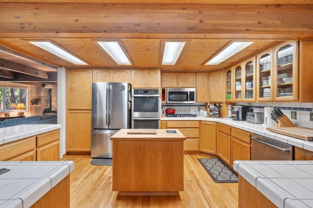 2216 Castlewood Ln, Arnold, CA 95223