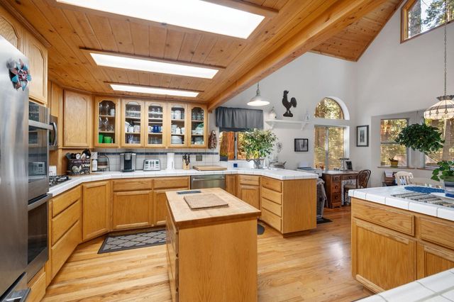 2216 Castlewood Ln, Arnold, CA 95223