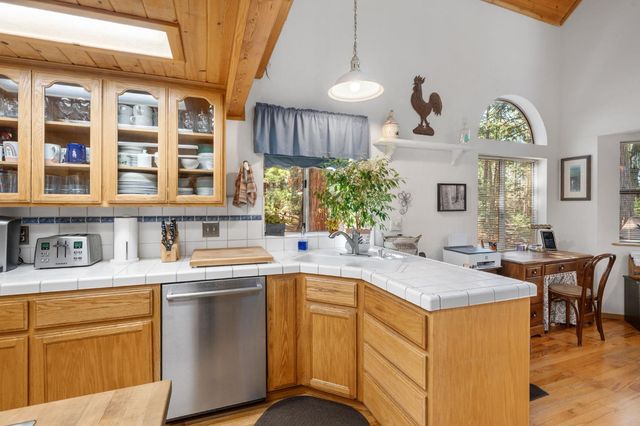 2216 Castlewood Ln, Arnold, CA 95223