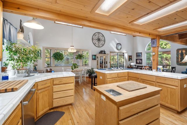 2216 Castlewood Ln, Arnold, CA 95223