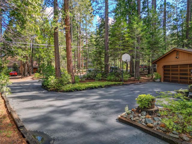 2216 Castlewood Ln, Arnold, CA 95223