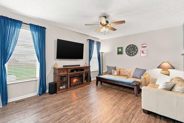 182 Mannaseh Drive W, Granville, OH 43023