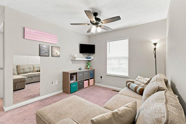 182 Mannaseh Drive W, Granville, OH 43023
