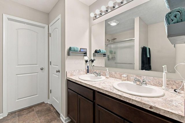 182 Mannaseh Drive W, Granville, OH 43023