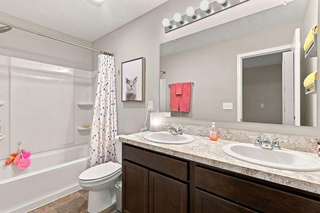 182 Mannaseh Drive W, Granville, OH 43023