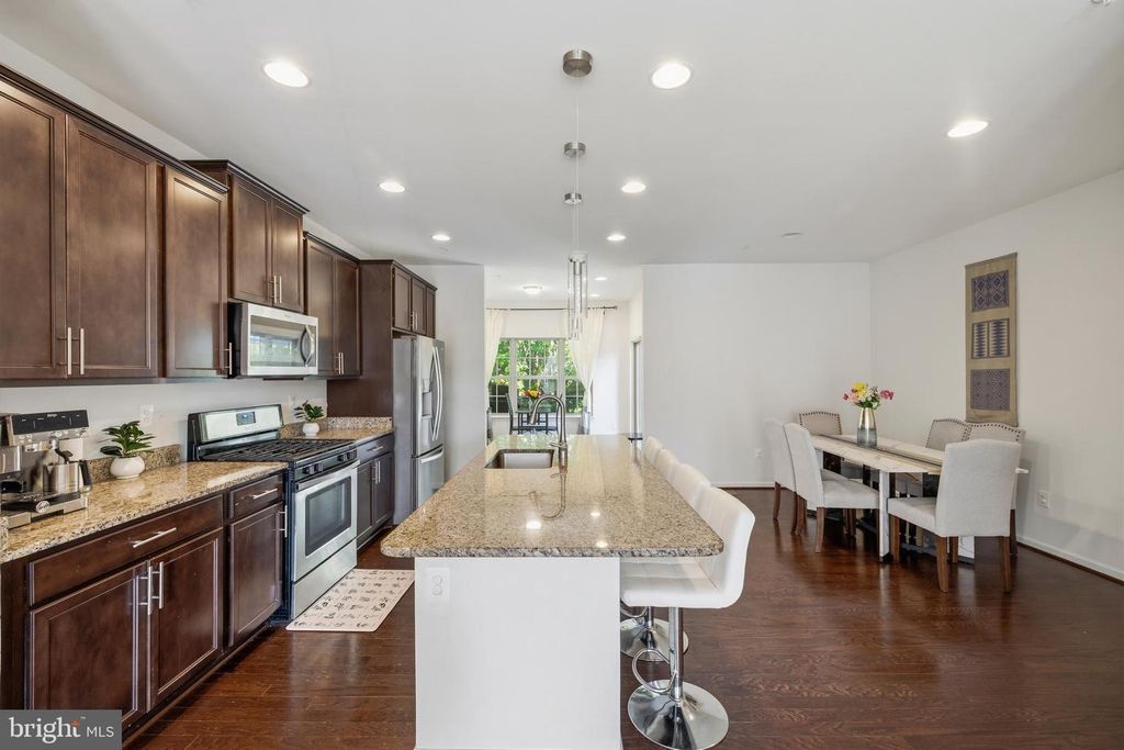 Image 10 of property listing at 7902 MOSS BROOK CT, Glen Burnie, MD 21060