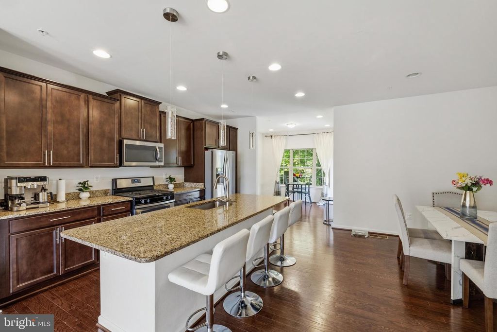 Image 12 of property listing at 7902 MOSS BROOK CT, Glen Burnie, MD 21060