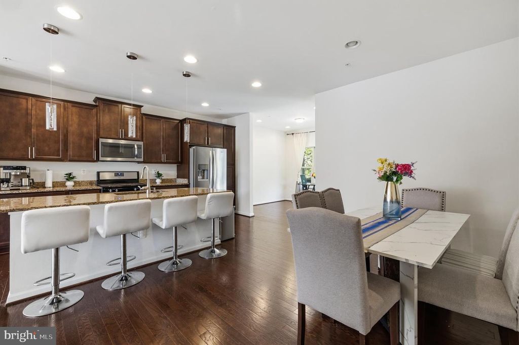 Image 13 of property listing at 7902 MOSS BROOK CT, Glen Burnie, MD 21060