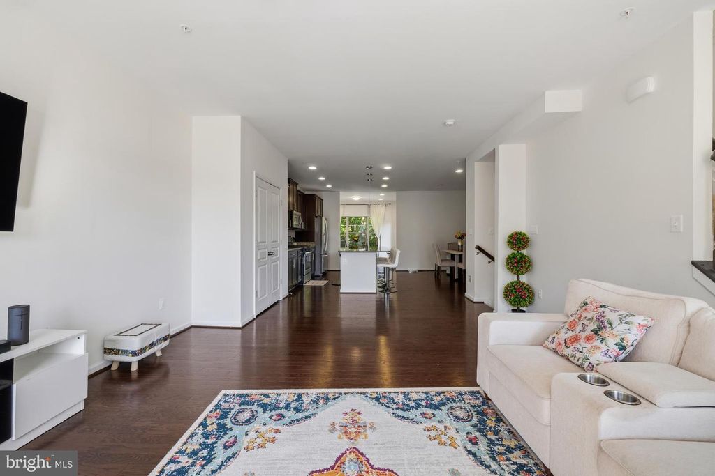 Image 4 of property listing at 7902 MOSS BROOK CT, Glen Burnie, MD 21060
