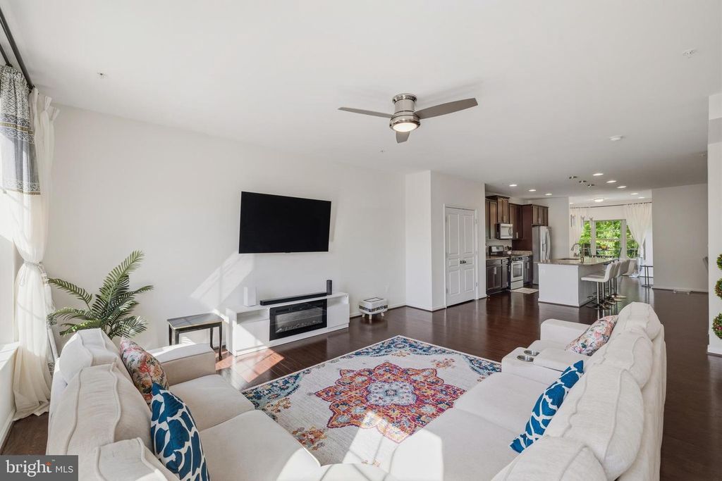 Image 5 of property listing at 7902 MOSS BROOK CT, Glen Burnie, MD 21060