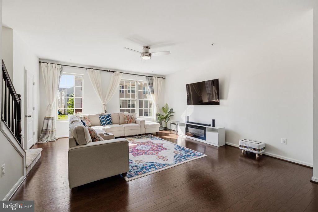 Image 6 of property listing at 7902 MOSS BROOK CT, Glen Burnie, MD 21060