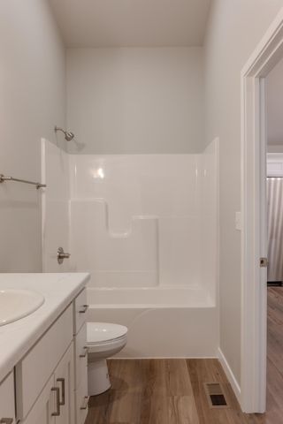 1135 Jill Drive W, West Fargo, ND 58078