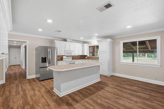 109 Briarwood Dr., Hattiesburg, MS 39402