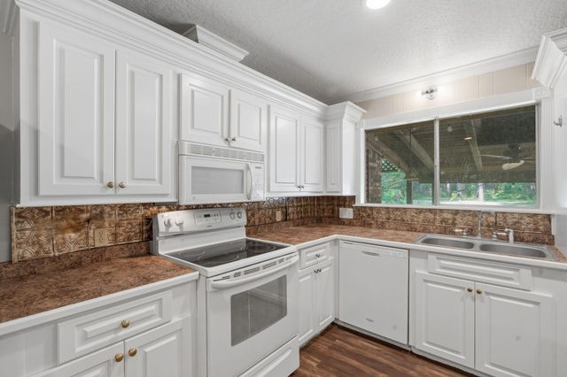 109 Briarwood Dr., Hattiesburg, MS 39402