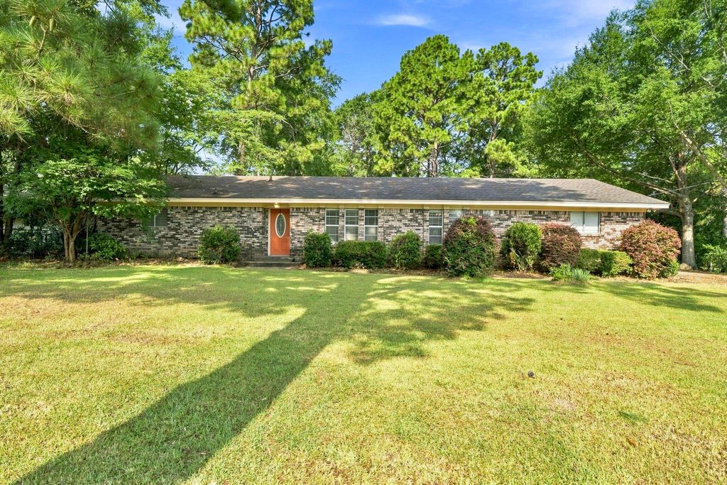 109 Briarwood Dr., Hattiesburg, MS 39402