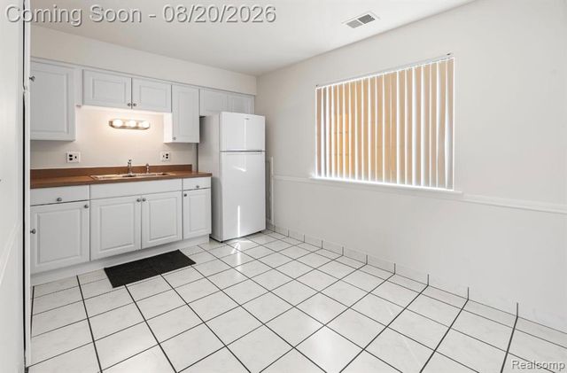 8140 Crestview Drive, Sterling Heights, MI 48312