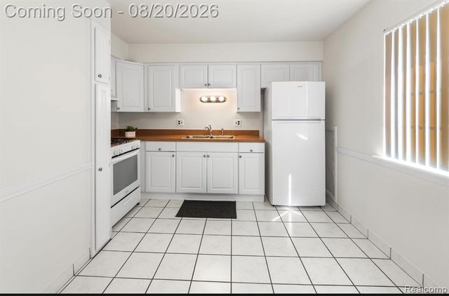 8140 Crestview Drive, Sterling Heights, MI 48312