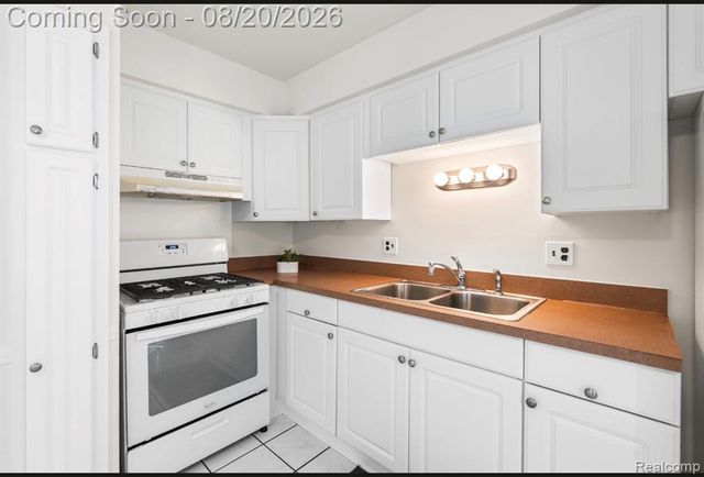 8140 Crestview Drive, Sterling Heights, MI 48312