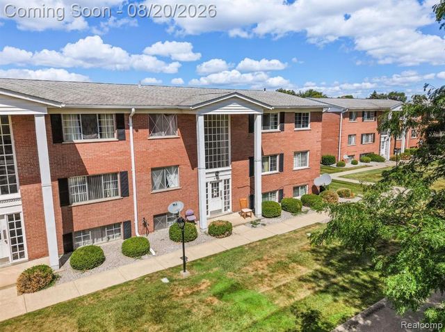 8140 Crestview Drive, Sterling Heights, MI 48312
