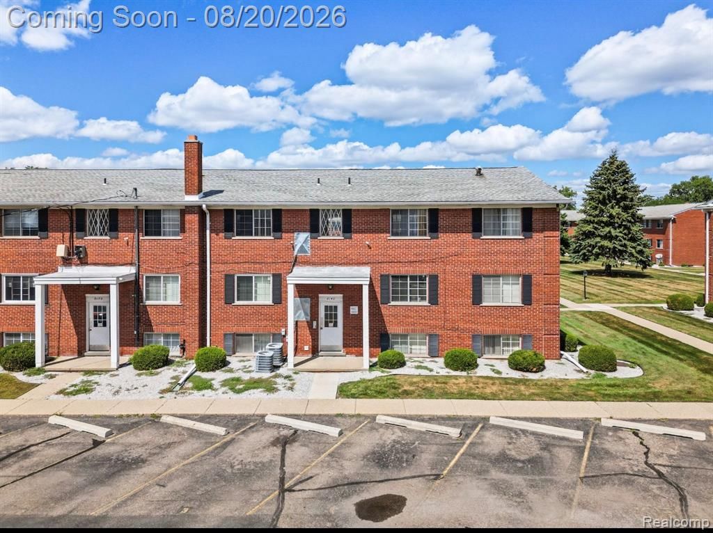 8140 Crestview Drive, Sterling Heights, MI 48312