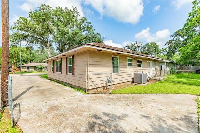 513 Gardenia Street, Lake Jackson, TX 77566