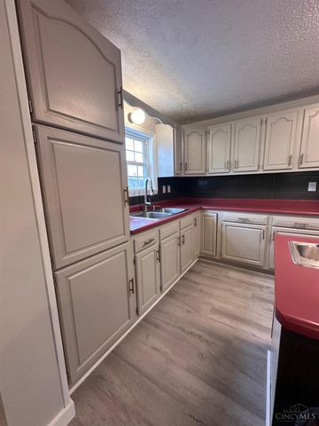 9 Sugar Street, Sinking Spring, OH 45172