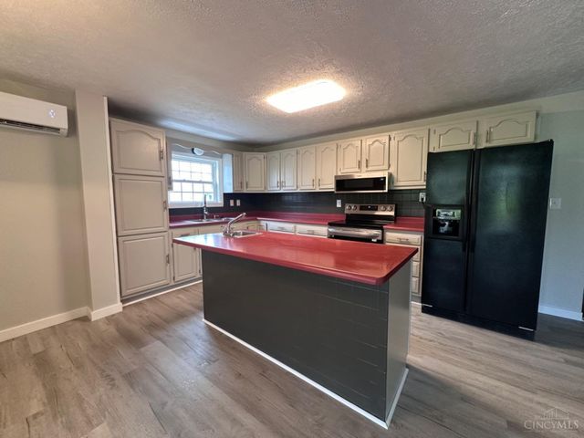 9 Sugar Street, Sinking Spring, OH 45172