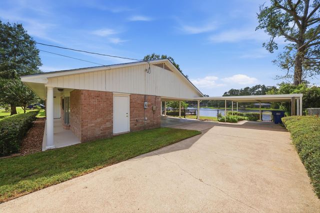 525 E Lake Drive, Livingston, TX 77351