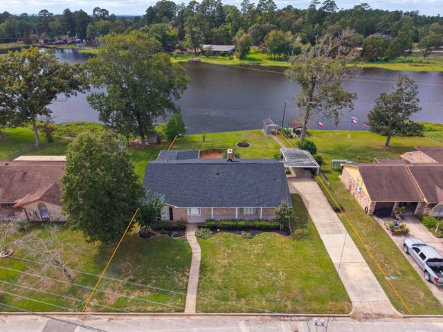 525 E Lake Drive, Livingston, TX 77351