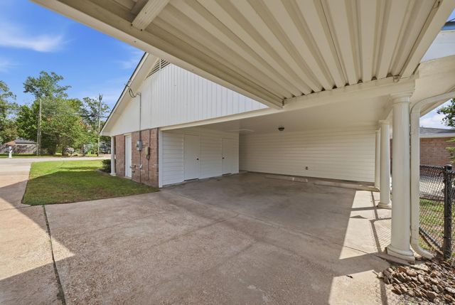 525 E Lake Drive, Livingston, TX 77351