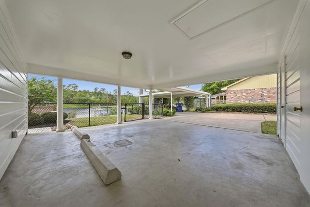 525 E Lake Drive, Livingston, TX 77351