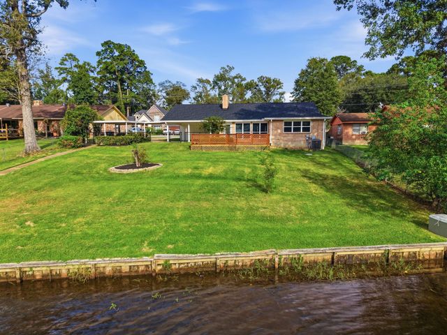 525 E Lake Drive, Livingston, TX 77351