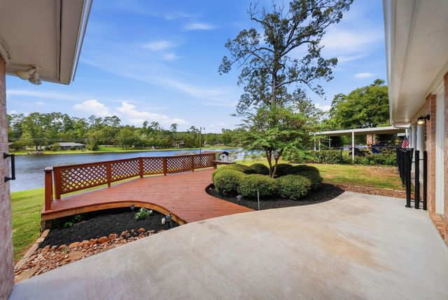 525 E Lake Drive, Livingston, TX 77351
