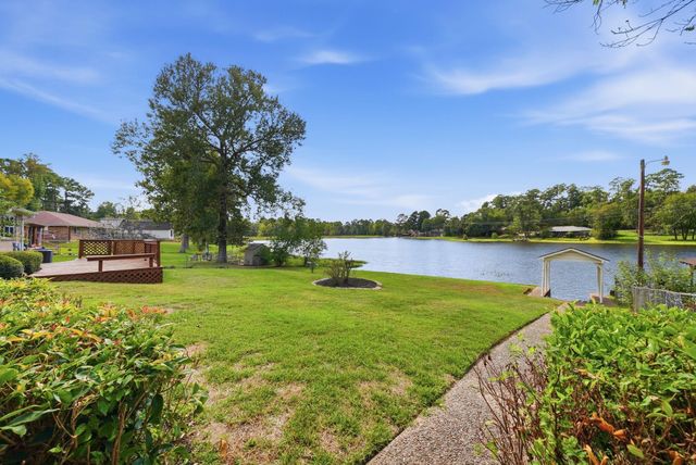 525 E Lake Drive, Livingston, TX 77351
