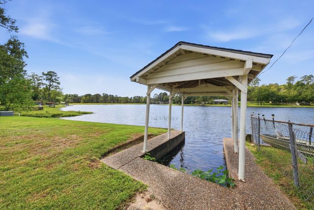 525 E Lake Drive, Livingston, TX 77351