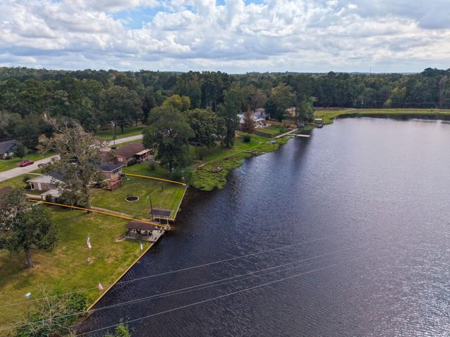 525 E Lake Drive, Livingston, TX 77351